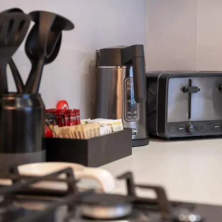 The Manchester Haven Sleeps 10 Near City Centre Breakfast Hamper Included-2